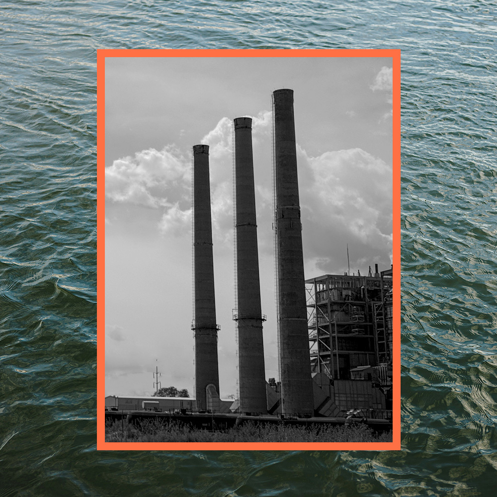 Una foto en blanco y negro de tres altas chimeneas industriales con un edificio de fábrica, superpuesta en agua ondulada, evoca las raíces históricas del distrito comercial del oeste de Salt Lake.